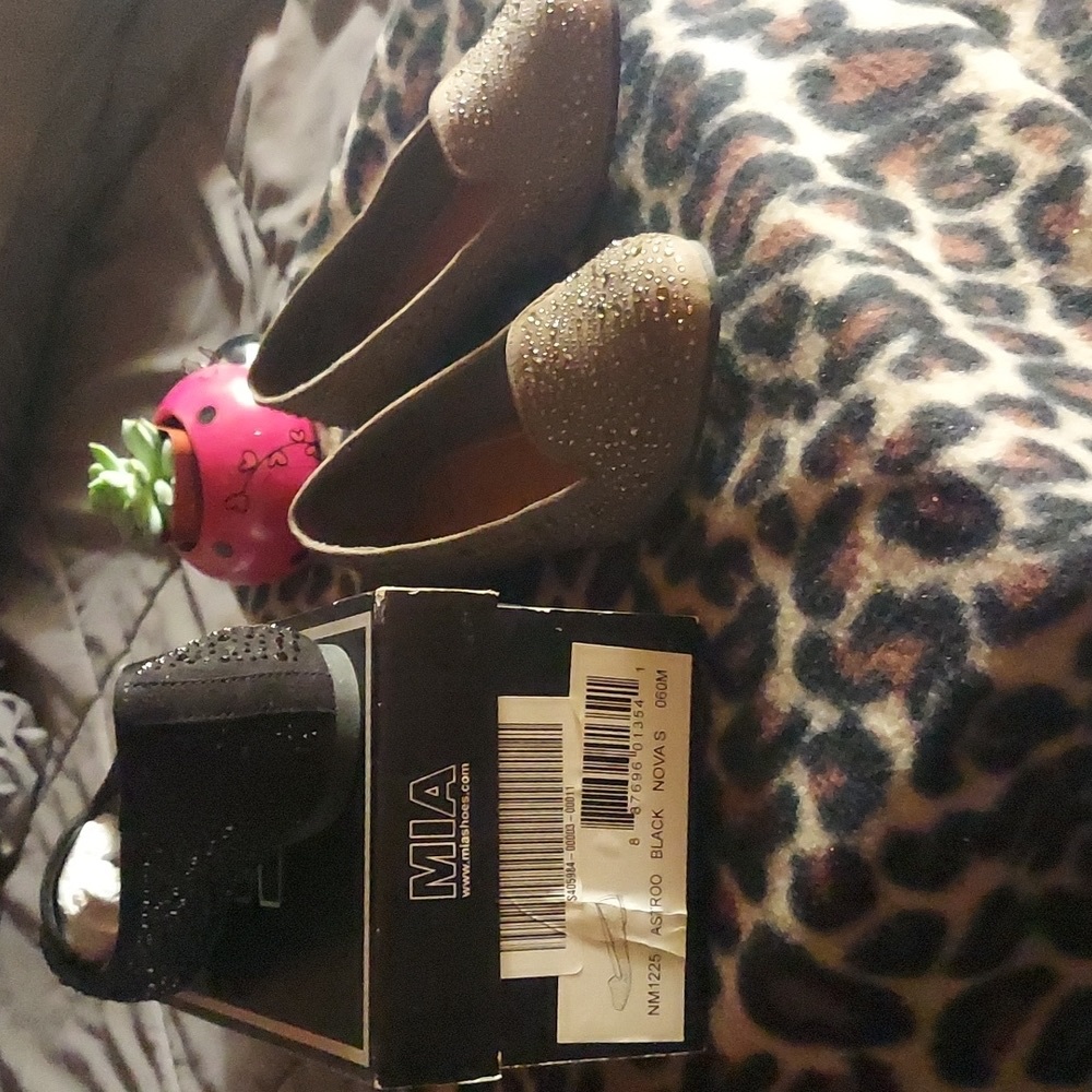 Size 6 MIA flats